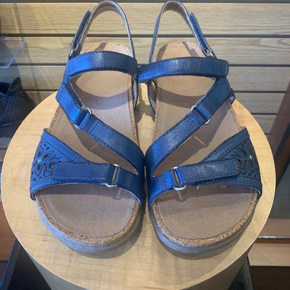 SANDALS! - Picture 5 of 5